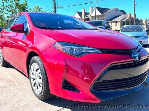 Used 2018 Toyota Corolla LE FWD image 3