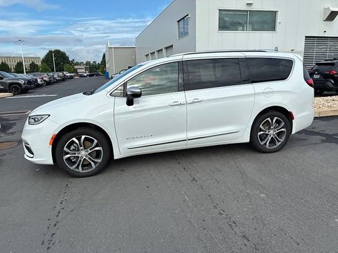 Used 2026 Chrysler Pacifica Pinnacle AWD/4WD image 16