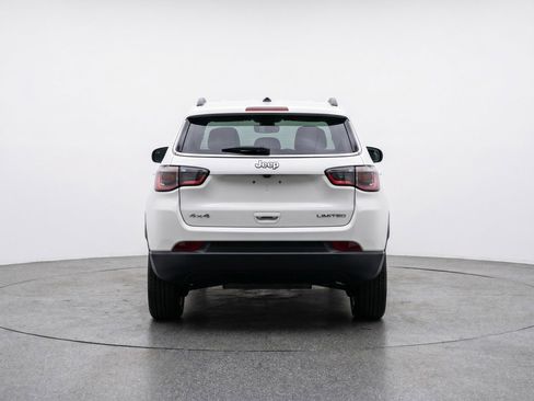 Used 2025 Jeep Compass Latitude AWD/4WD image 7