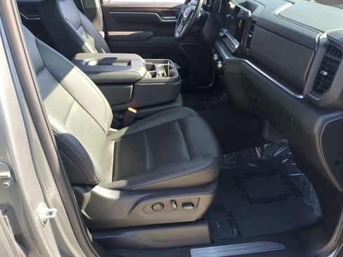 Used 2025 GMC Sierra 1500 SLT AWD/4WD image 32
