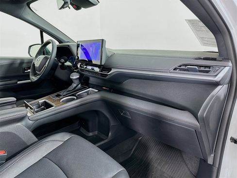 Used 2025 Toyota Sienna Limited image 33