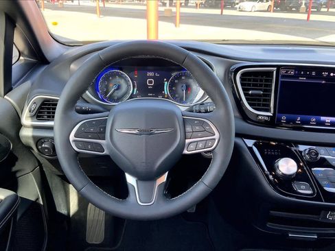 Used 2025 Chrysler Pacifica Select image 6