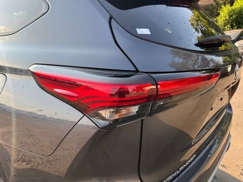 Used 2023 Toyota Highlander XSE AWD/4WD image 10