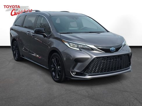 Used 2022 Toyota Sienna XSE image 3