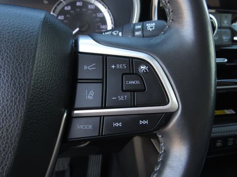 Used 2023 Toyota Highlander L image 27