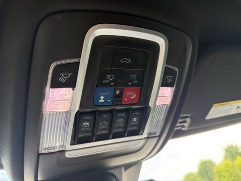 Used 2022 RAM 1500 Laramie AWD/4WD image 32