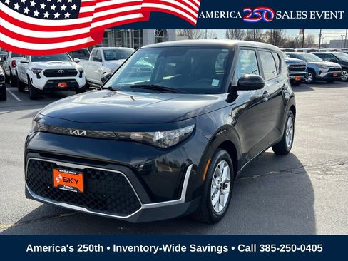 Used 2023 Kia Soul LX w/ Option Group 015 FWD image 2