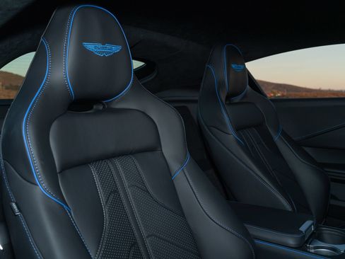 Used 2025 Aston Martin V8 Vantage Coupe RWD image 17