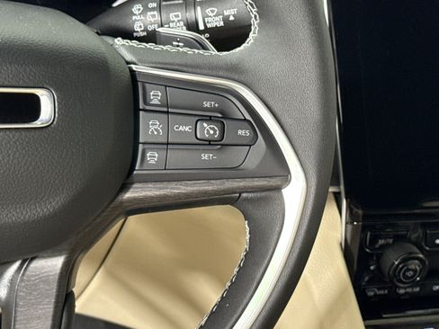 New 2025 Jeep Grand Cherokee Limited w/ Luxury Tech Group II image 15