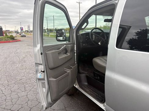 Used 2017 Chevrolet Express 3500 LS RWD image 11