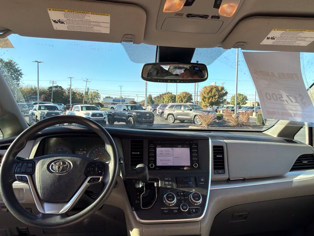 Used 2020 Toyota Sienna LE w/ LE Preferred Package FWD image 12