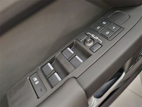 Used 2025 Land Rover Defender 110 X-Dynamic SE image 22