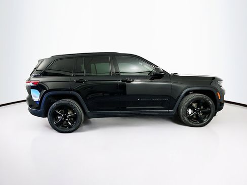 Used 2023 Jeep Grand Cherokee Limited w/ Black Appearance Package image 10