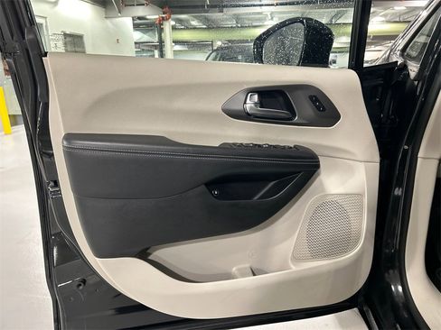 Used 2022 Chrysler Pacifica Touring-L image 9
