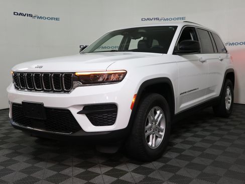 Used 2023 Jeep Grand Cherokee Laredo RWD image 12