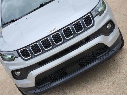 Used 2025 Jeep Compass Latitude AWD/4WD image 14