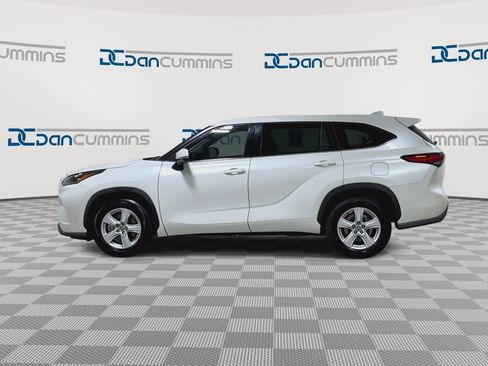 Used 2021 Toyota Highlander LE FWD image 5