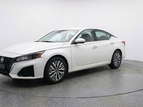Used 2025 Nissan Altima 2.5 SV image 3