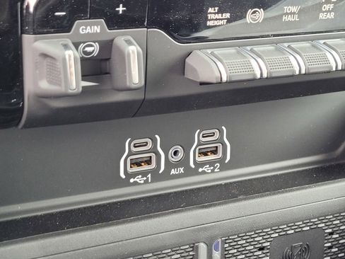 New 2026 RAM 2500 Laramie AWD/4WD image 17