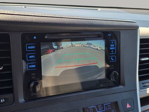 Used 2017 Toyota Sienna XLE Premium FWD image 14