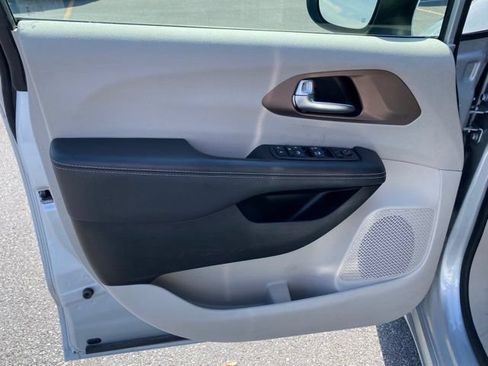 Used 2023 Chrysler Voyager LX FWD image 11