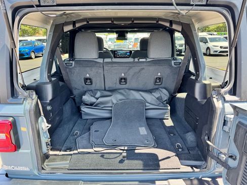 Used 2024 Jeep Wrangler Unlimited Sahara AWD/4WD image 16