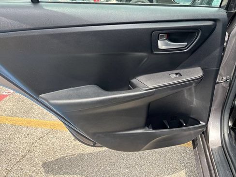 Used 2015 Toyota Camry SE FWD image 18