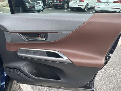 Used 2023 Toyota Venza Limited image 19