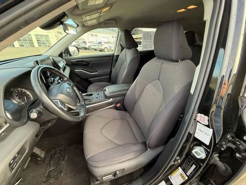 Used 2024 Toyota Highlander LE image 12
