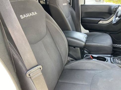 Used 2018 Jeep Wrangler Unlimited Sahara w/ Connectivity Group AWD/4WD image 21