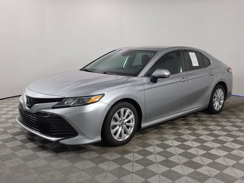 Used 2020 Toyota Camry LE FWD image 3