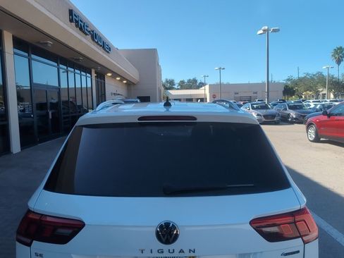 Used 2023 Volkswagen Tiguan SE w/ Panoramic Sunroof Package image 7