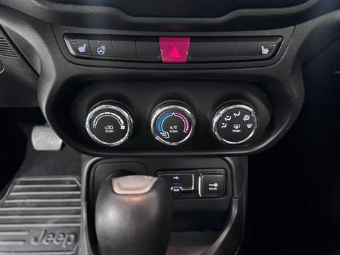 Used 2015 Jeep Renegade Latitude w/ Cold Weather Group II AWD/4WD image 33