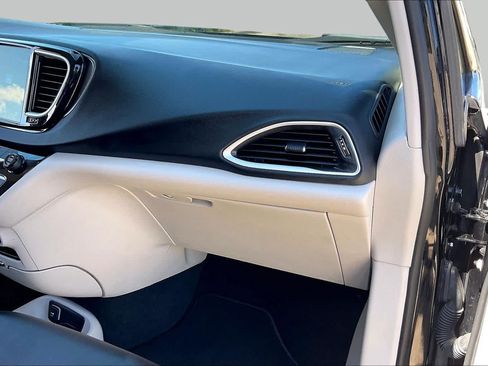 Used 2024 Chrysler Pacifica Touring-L FWD image 15