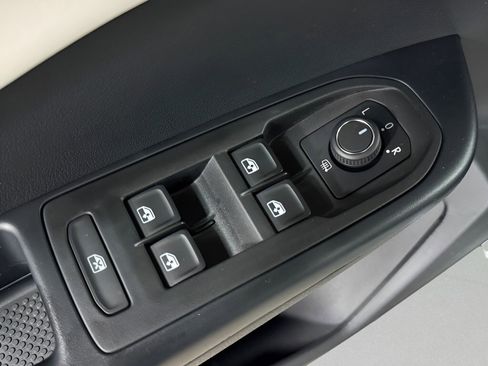 Used 2025 Volkswagen Taos SE image 21