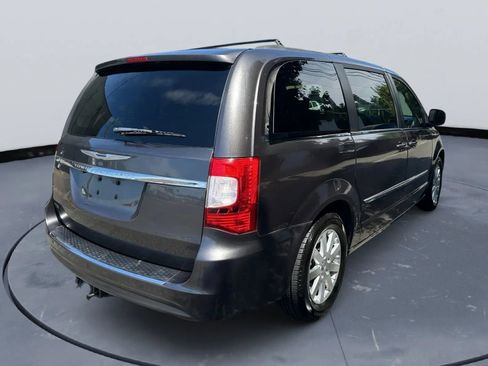 Used 2015 Chrysler Town & Country Touring image 3