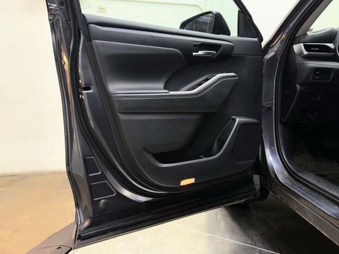 Used 2020 Toyota Highlander XLE image 12