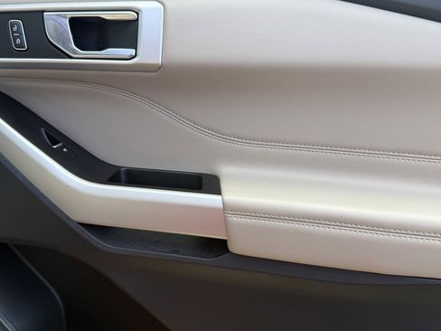 Used 2022 Ford Explorer XLT image 29