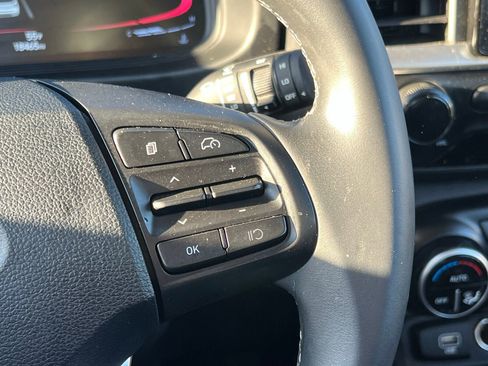 Certified 2025 Hyundai Venue SEL image 28