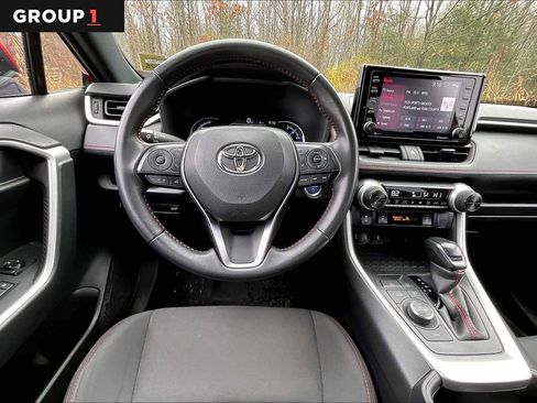 Used 2021 Toyota RAV4 SE image 5