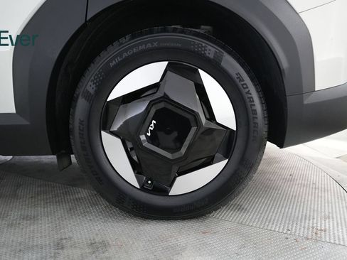 Used 2024 Kia EV9 Light Long Range RWD image 19