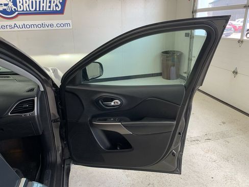 Used 2019 Jeep Cherokee Limited w/ Technology Group AWD/4WD image 30