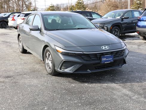 Certified 2024 Hyundai Elantra SE image 1