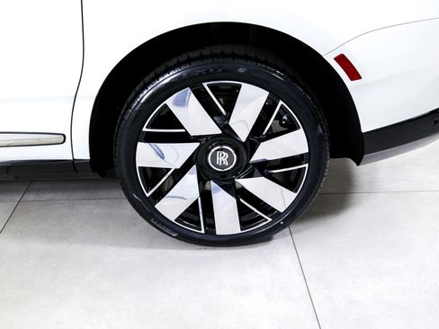 Certified 2025 Rolls-Royce Cullinan image 40