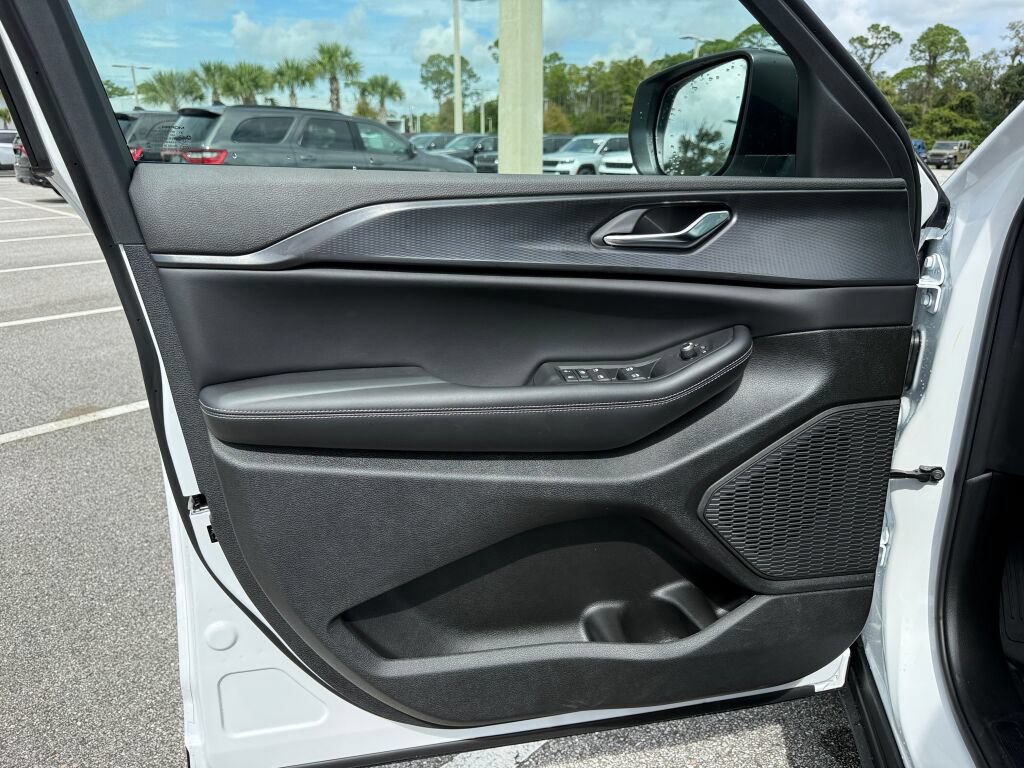 New 2027 Jeep Grand Cherokee Laredo AWD/4WD image 17