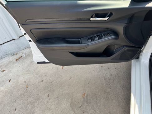 Used 2025 Nissan Altima 2.5 SV FWD image 11