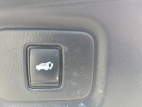 Used 2019 Nissan Pathfinder SL image 3