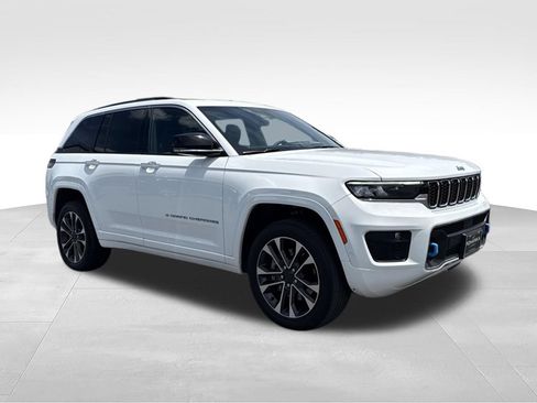 Used 2022 Jeep Grand Cherokee Overland w/ Luxury Tech Group IV AWD/4WD image 3
