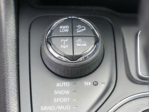 Used 2020 Jeep Cherokee Trailhawk w/ Cold Weather Group AWD/4WD image 13