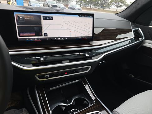 Used 2025 BMW X7 xDrive40i w/ Climate Comfort Package image 14